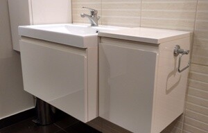 szafki-łazienkowe-białe-beżowe-lakierowane-pod-umywalką